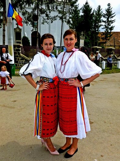 12279017_918394914905038_4579275063620733063_n; Fete din Palos in catrinte.
