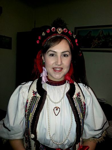 12745538_981550521882162_7696213168467290031_n; Tinuta de fata - pe cap legatura cu acele.
