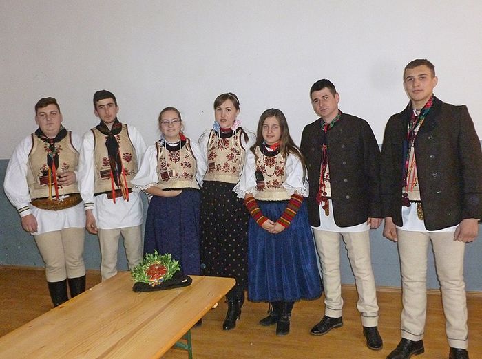 994731_710586369041372_863630623897251330_n; Grup de tineri din Palos
