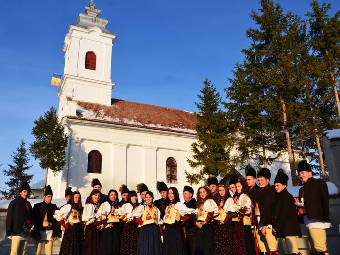 550442_472707929433093_1276337968_n; Grupul tinerilor din Palos la colindat de Cracun
