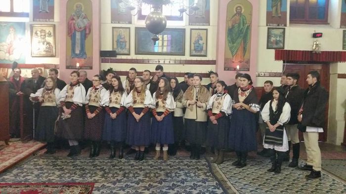 1914627_708458459254163_730201655612611162_n; Colindatorii in Biserica din Palos.
