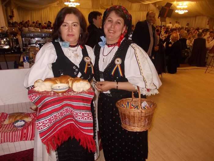 12729309_1140497835983459_5754034497998670736_n; fata cu fote si nevasta din Palos
