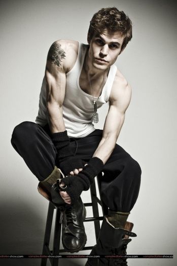 1,80 m: Paul Wesley