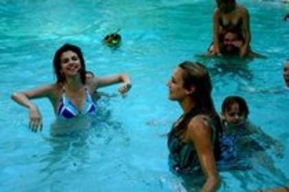 LPLXGMSHVNBDBFCMVDR - Cele mai rare poze Selena Gomez  si cele mai coollllllllllllll