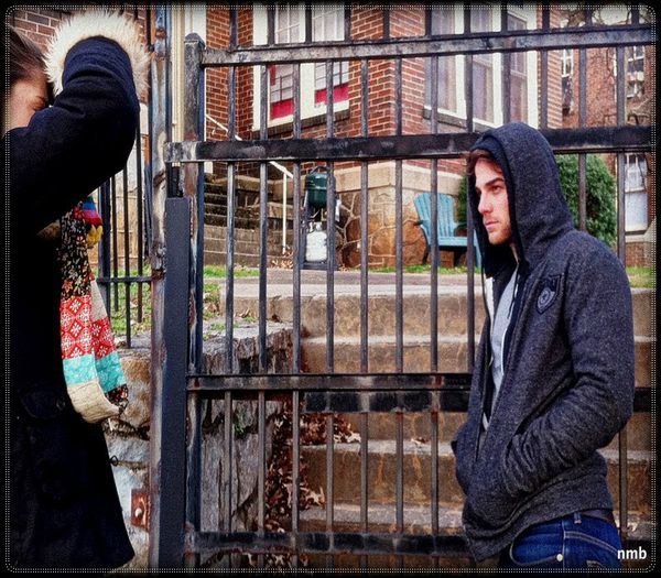 - *vine din bucătărie ronțăind un morcov*