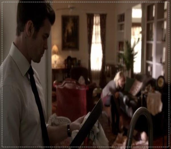 *înfige sabia la loc în covor* Nu mai sunt onorabilul care canta la vioara la metrou de mult.. +; Ce face sorta, tot după niklaus umbla?
