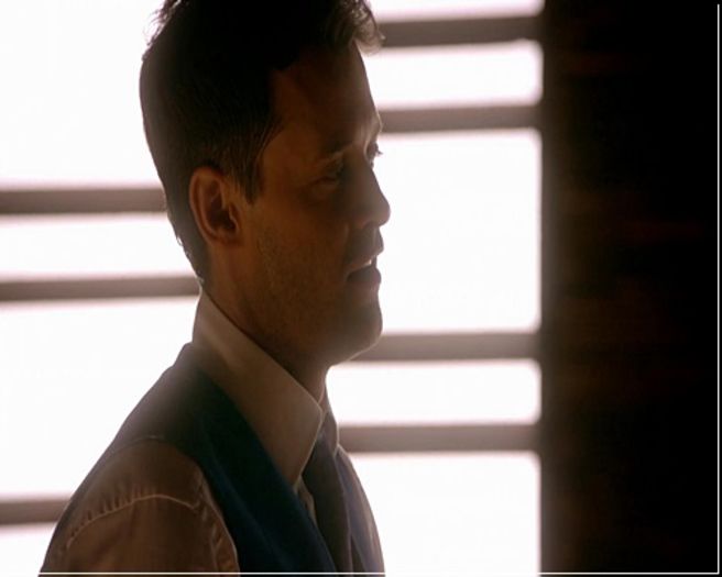 Lasa ca o sa cant eu. * se aseaza pe scaun clk; Da, ea si nebu;nia ei s-au inchis intr-o camera obscura unde-si face de;gwti;ca uitandu-se la poze cu Klaus in plika goala. Nu stiu ce sa ma mai fac cu ea.
