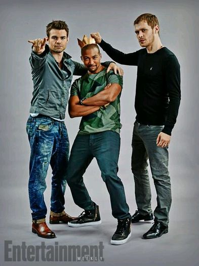 *îl prinde de degetul cu care ii arata mwie și i-l întoarce pe dos* =)) #Tris. Nu prea multe... :(=)