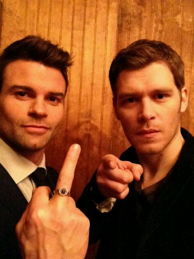 - *face bot de piti* Eroul meu :X. =)))))) #Derek. Aaa, să înțeleg că dacă nu +; era pârlită, o mâncai :O. =))) #Tristan
