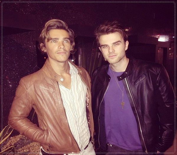 - *se întoarce după câteva minute cu chiloți tanga pe el, pune o bara în +; mijlocul sufrageriei și dansează la ea*=)))))
