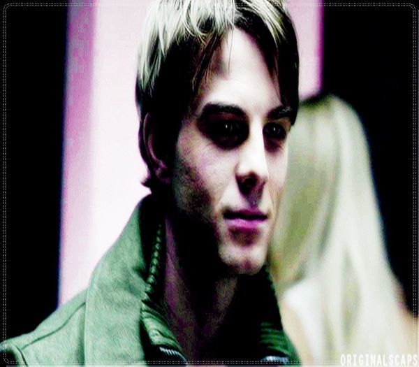 - *se mișcă repede pe Derek și își unduieste soldurile*