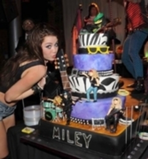 woow - Ziua lui Miley la 17 ani