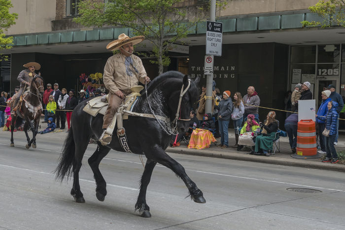 Mexicanii pe drum calare-87