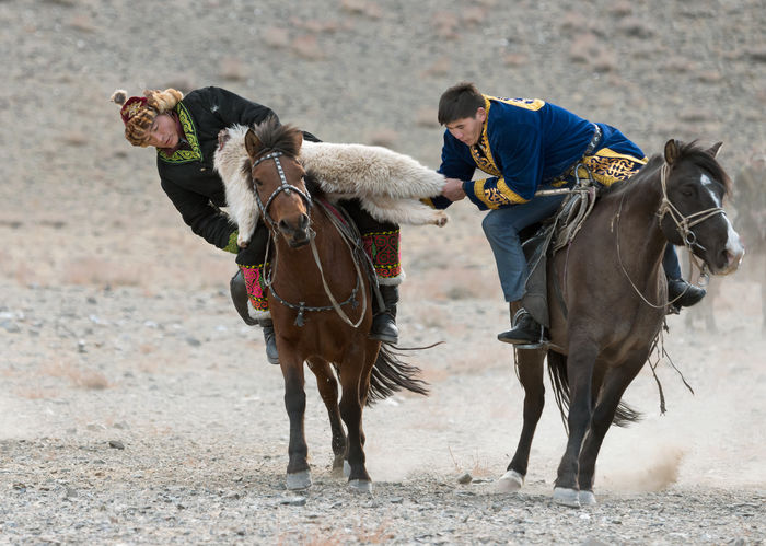 Mongolii cu caii lor mici si iuti