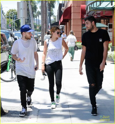 sofia-richie-two-pals-get-froyo-to-go-02