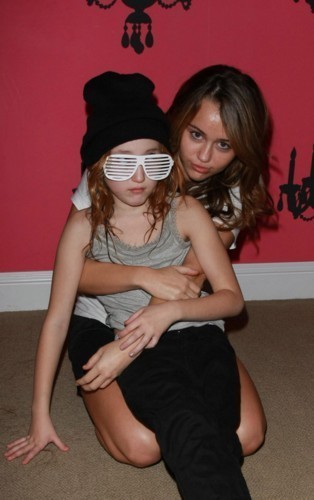 10364684_MTKSGCYMB - Miley Cyrus