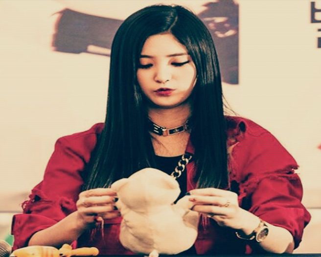 ➸ Ascult muzică, editez poze.. Tu ? ;3 (îi întinde punga) #candy clk - 25th episode - - we are infinite