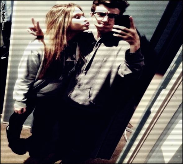 ➪ ᶳᵒᵐᵉ ʷᵒᵘˡᵈ ᶳᵃʸ ᶤ ᵃᵐ ᵗʰᵉ ʳᵉᵛᵉʳᶳᵉ ✞┋#sta acolo la selfie-uri..si pozeaza in poziti diferite =)));[cl; ce hashtag inafara de batman v superman sa punem?=))#copilas.#o imbratiseaza de la spate si o cauta in buzunarele din fata de banii=))));#elena
