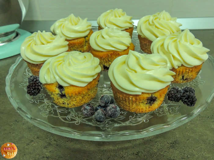 20160220-DSCN7813 - Muffins cu afine lamaie si frosting de mascarpone si ciocolata alba