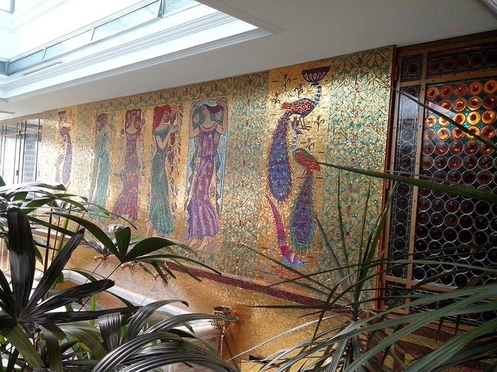 Gradina de iarna cu peretii decorati in mozaic infatisand parca zeitati ale belsugului Gradina de iarna cu peretii decorati in mozaic infatisand parca zeitati ale belsugului