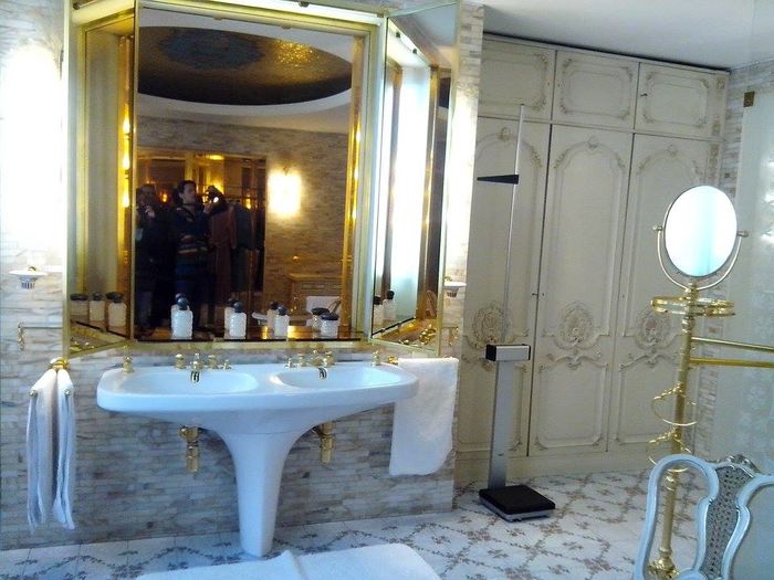 Baia sotilor Ceausescu - In vizita la Palatul Primaverii