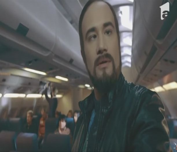 # vine cu filmându-se cu camera. Ce faceți, băi prăduitorilor... tot la sol, tot la sol ?