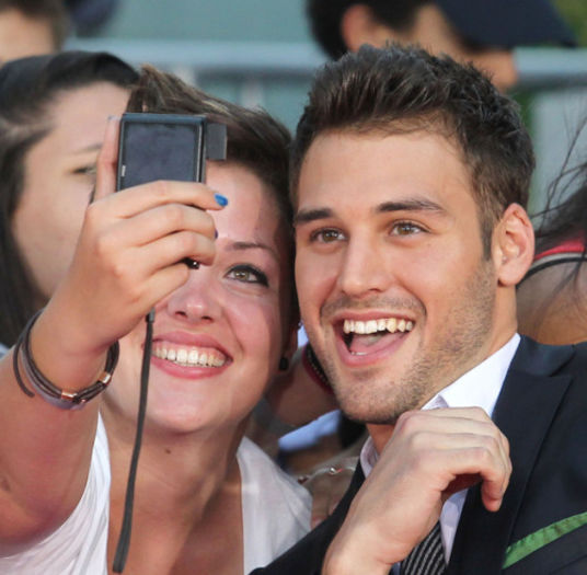 ╰๖ค໓◊fēēliຖງŞ☹.; Pe ăsta sigur nu-l știți =)))). Bn adică nici pe Matt Bomer nu-l știți da na..