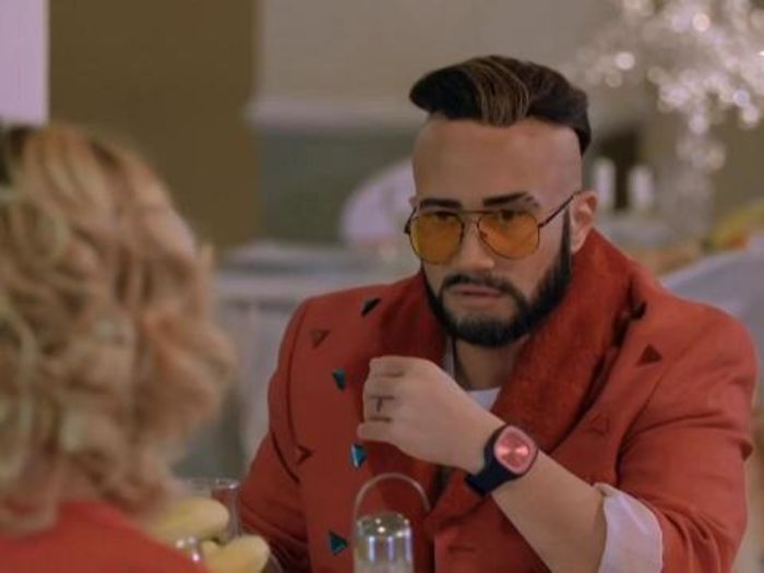 de Casa Enache... -Shay. Opa... Singurică, singurică? :>. # îi face cu ochiul ridicând o  + - ep 02 l DoAnythingBetterThanU