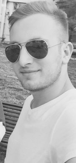 ╰ # intră pe ușă cu o sticlă de băutură în mână, clătinându-se, sughițând și râzând +; # ca prostu. Aici... # sughită. Bucătăria... Master Chef? # zâmbește a drogat, se apropie mai mult.
