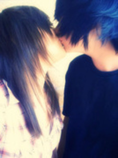 love kiss emo - Poze noi emo