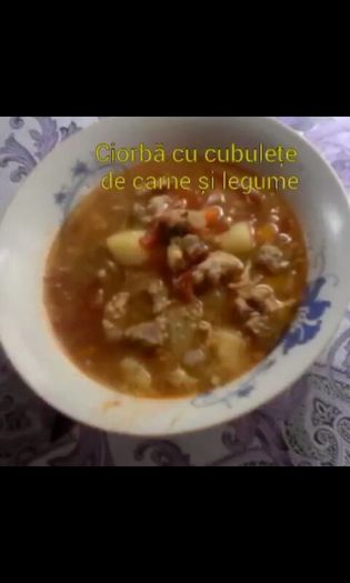 Ciorba cu legume si cuburi de carne