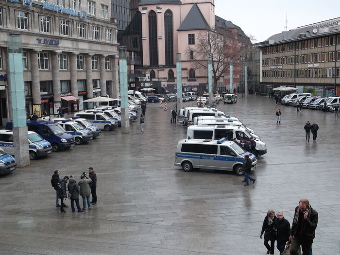 POLITIA IN ACTIUNE; URMA UN PROTEST ANTI-MIGRATIONISTI LA KOLN
