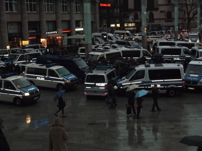 PROTESTATARII INCONJURATI DE ORGANELE DE POLITIE - AMINTIRI GERMANIA 2016 IANUARIE