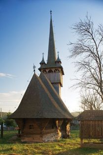 Biserica de lemn din Corund - 2-Case si anexe vechi din lemn-MM