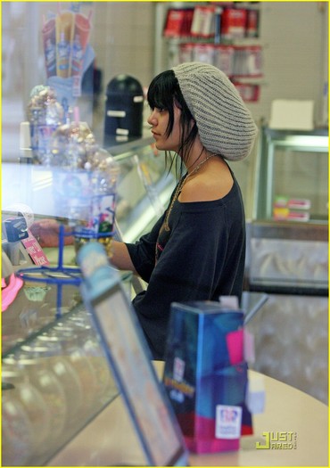 vanessa-hudgens-baskin-robbins-02