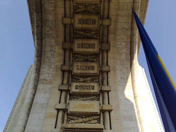 ARCUL DE TRIUMF; BATALIA PRIN CARE ARMATA ROMANA ROMANA A CUCERIT BUDAPESTA IN 1919, A FOST SCOSA DIN ARCADA LA CEREREA UDMR.
