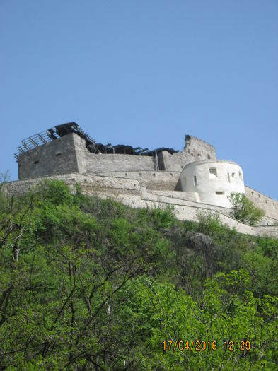 ca pe o fortareata greu de cucerit.