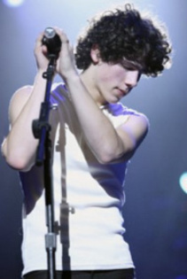 Awesome-Muscles-nick-jonas-is-very-hot-10253875-190-284 - New photos