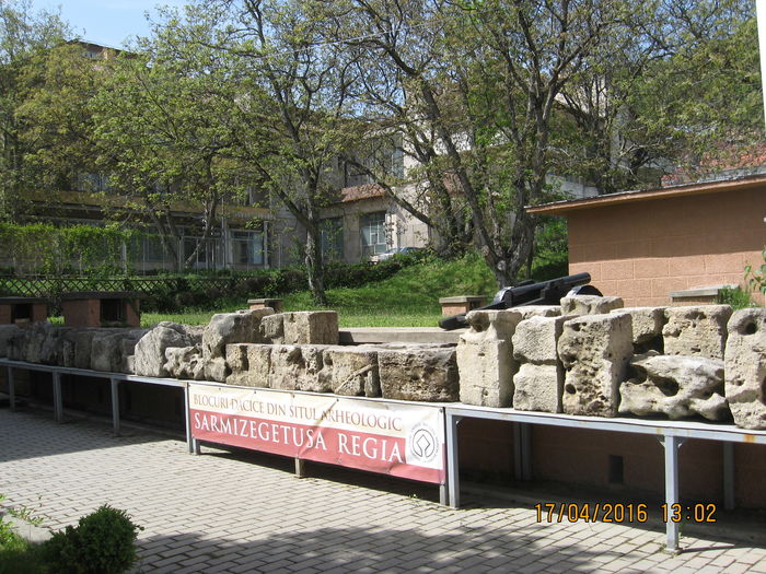 si LAPIDARIU sunt puncte de atractie