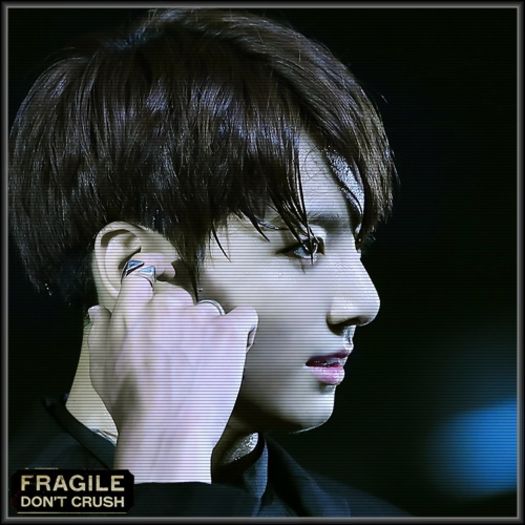 JK. Ce-i acolo? :3 *se ridică*