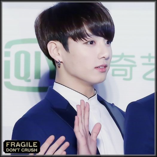 JK. *se întoarce cu spatele* Taie-l. #N.