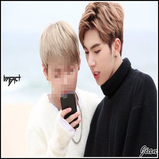- Frumi sa privesti, nu? :-w #Jk