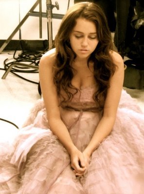 miley-cyrus-twitter-pink-dress - Miley Cyrus in roz