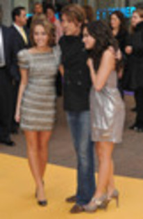 Miley and Billy Ray Cyrus and Demi Lovat-SPX-029371 - Miley la premieri