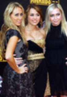 Miley Cyrus with mother and sister-ALO-038963 - Miley la premieri