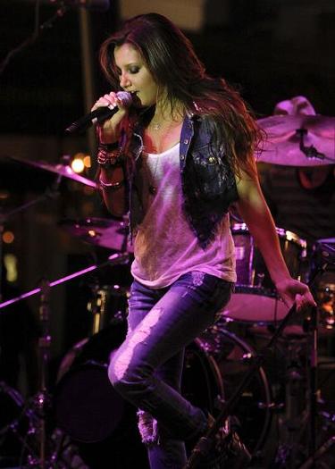 ashley_tisdale_has_a_big_heart