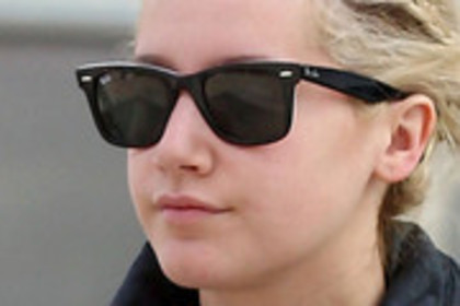 Ashley Tisdale Wayfarer Sunglasses pULHXMj44Ors
