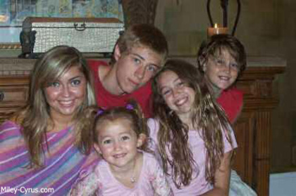 1072_miley family - Disney Channel