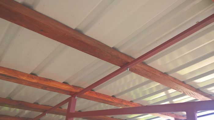 Grinzile prinse pe cadrul de fier prin șurub torbant cu cap bombat