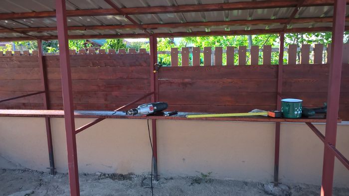 Partea spate închisă cu scândură de pin